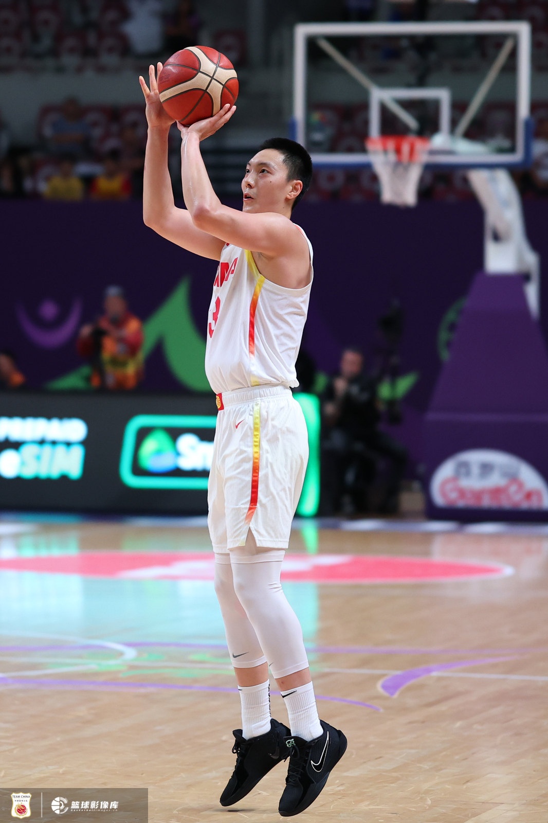 媒体人：中国男篮应该调整首发阵容 把不得分的球员放到替补席上 找回状态