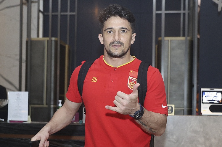 洛国富：我离开中国三年了 我仍然是中国公民 当我入籍时 我并没有过多考虑金钱