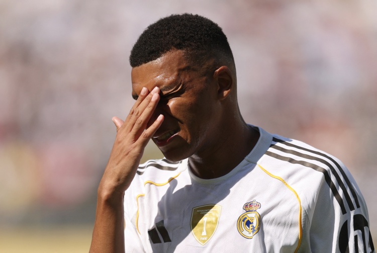 快27岁的姆巴佩依然是0金球、0欧冠 同年龄梅西有4个金球、3个欧冠 C罗有1个金球、1个欧冠