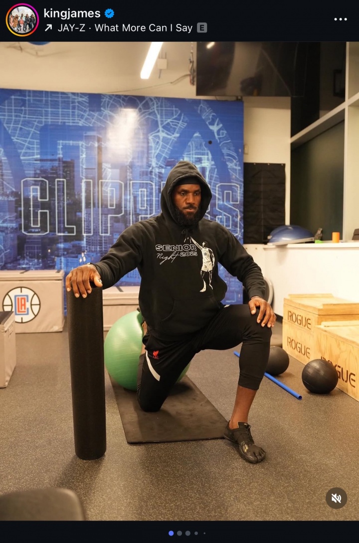 跳过：詹姆斯恳求快船队对湖人队虚张声势 珍妮只会一笑置之